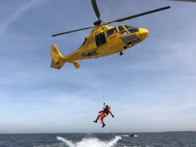 Ambulancepersoneel verzorgt medische inzet reddingsvluchten kustwachthelikopter 